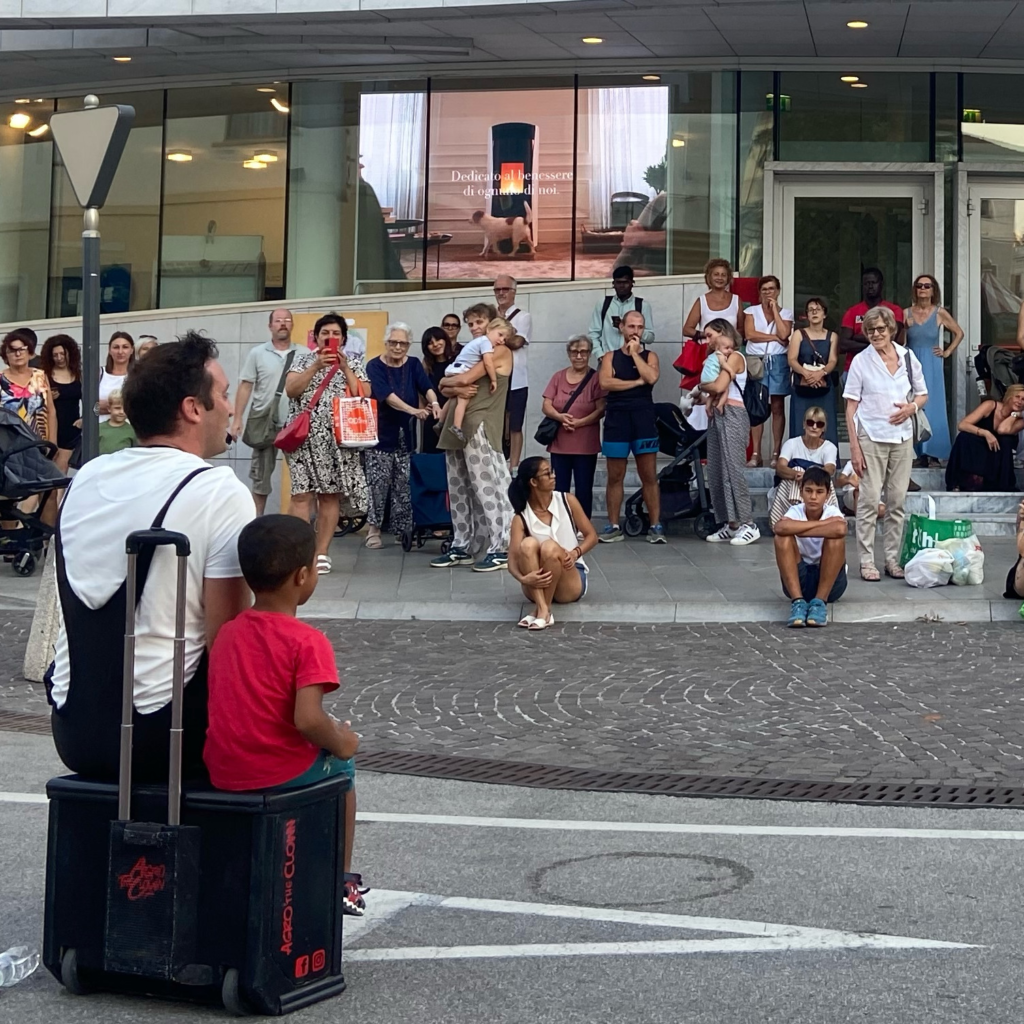 Una Piazza, un clown, ignari passanti e tanta improvvisazione. Questa è stata Pordenone alle 18 di sera...
