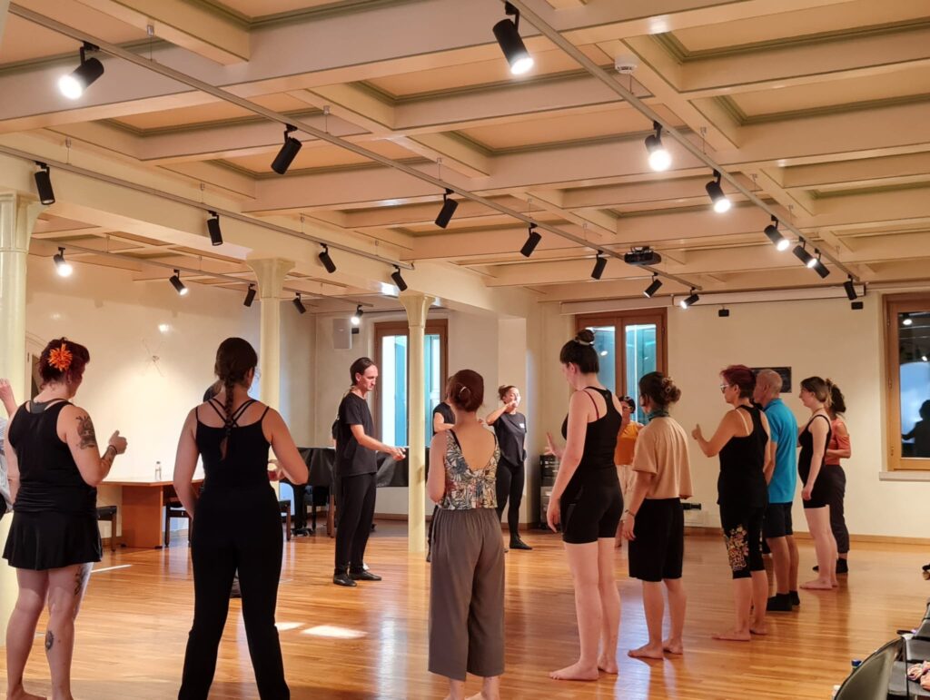 Recensione del primo Workshop del Festival tenuto dai Dekru sulla consapevolezza del corpo e della sua gestualità