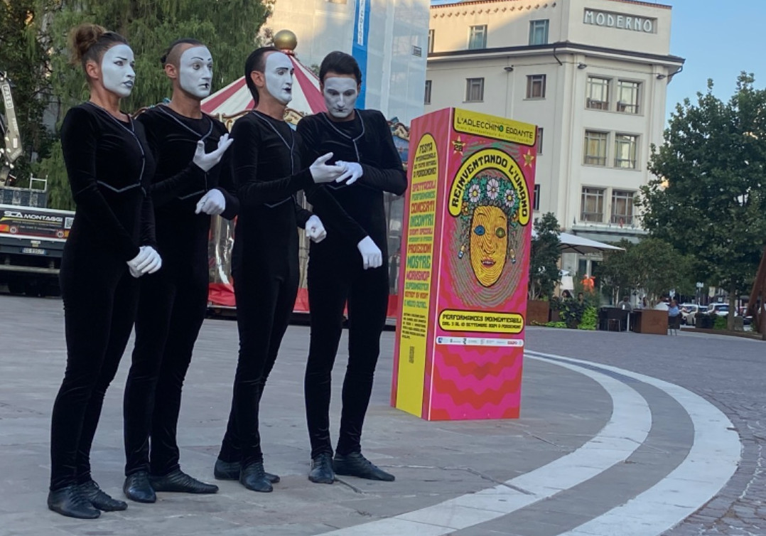 l'immagine ritrae i quattro artisti del "Quartetto Dekru" in posa pronti per iniziare lo spettacolo "Alieni" in Piazza XX Settembre a Pordenone durante l'evento organizzato dal Festival L'Arlecchino Errante
